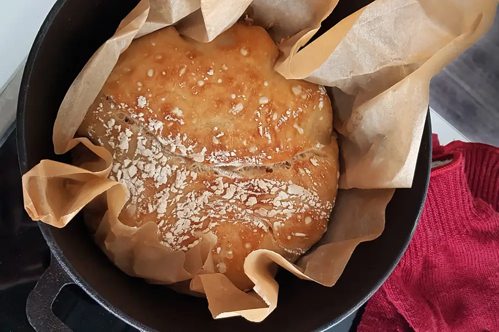 No Kneat Bread, der Klassiker! Ein Knuspriges Brot, gebacken und fotografiert in einem gusseisernen Topf. Krosse Kruste, saftiges Brot.