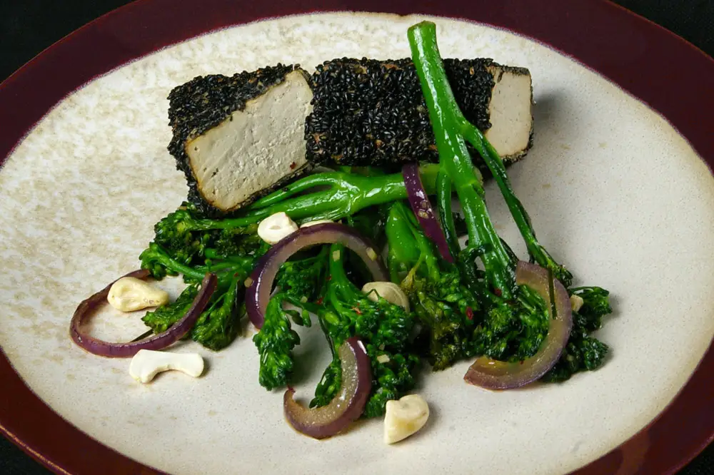 Wilder Brokkoli mit, in schwarzem Sesam gewälzten und ausgebackenen Tofu