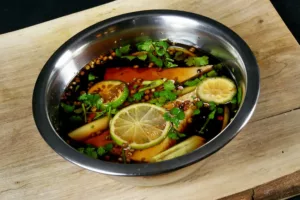 Eine Marinade mit Zitronenscheiben und Kräutern